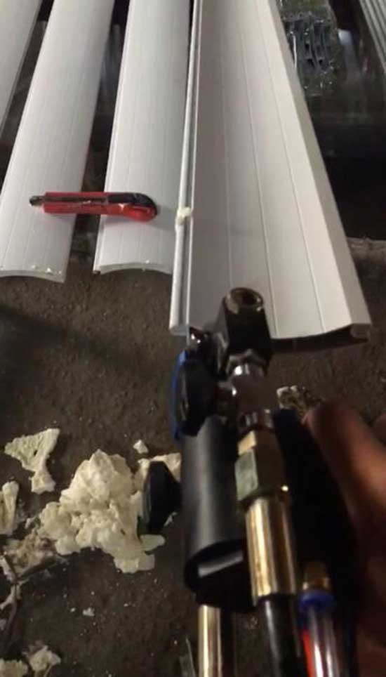 厂房卷帘门保温浇注填充聚氨酯发泡机(图1) 厂房卷帘门保温浇注填充聚氨酯发泡