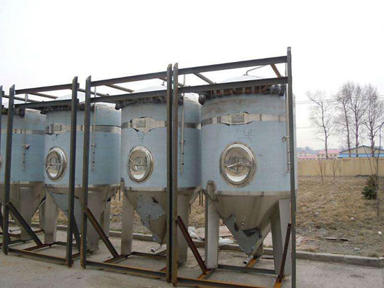 啤酒罐聚氨酯发泡填充夹层 发泡机(图1) 啤酒罐聚氨酯发泡填充夹层